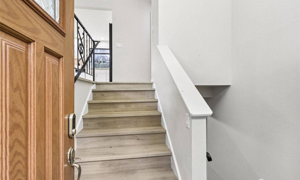East Lake Hills House | Spacious 5BR Family Home in Bellevue, Mountain Views, Prime Location,Top Schools