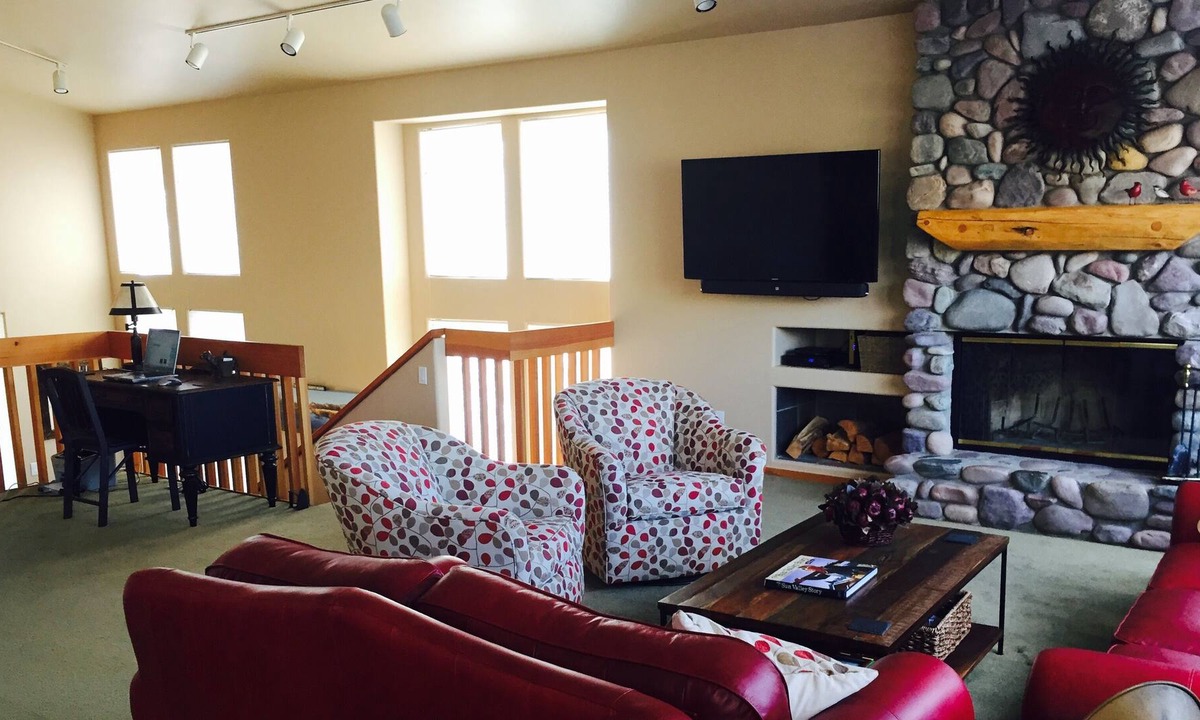 Sun Valley Condo | Spacious Elkhorn Condo Adjacent to the Harker Center Pool and Tennis Courts