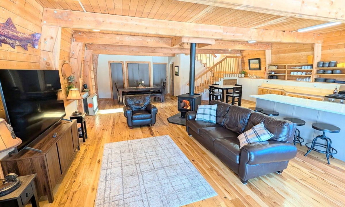 Lazy Acres Cabin | Spacious Mountain Cabin- 8 min. to Yellowstone Nat. Park. Beautiful Views.