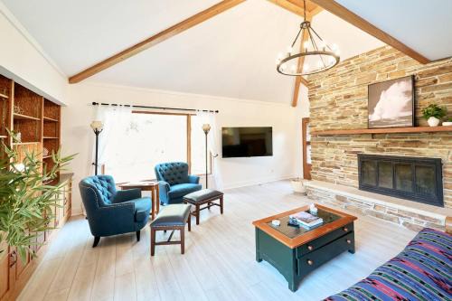 Sheridan House | Spacious Retreat Fenced Yard & Patio Walk Downtown