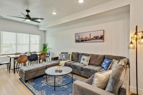 People's Freeway House | Spacious townhouse - Mins to Downtown SLC - Garage