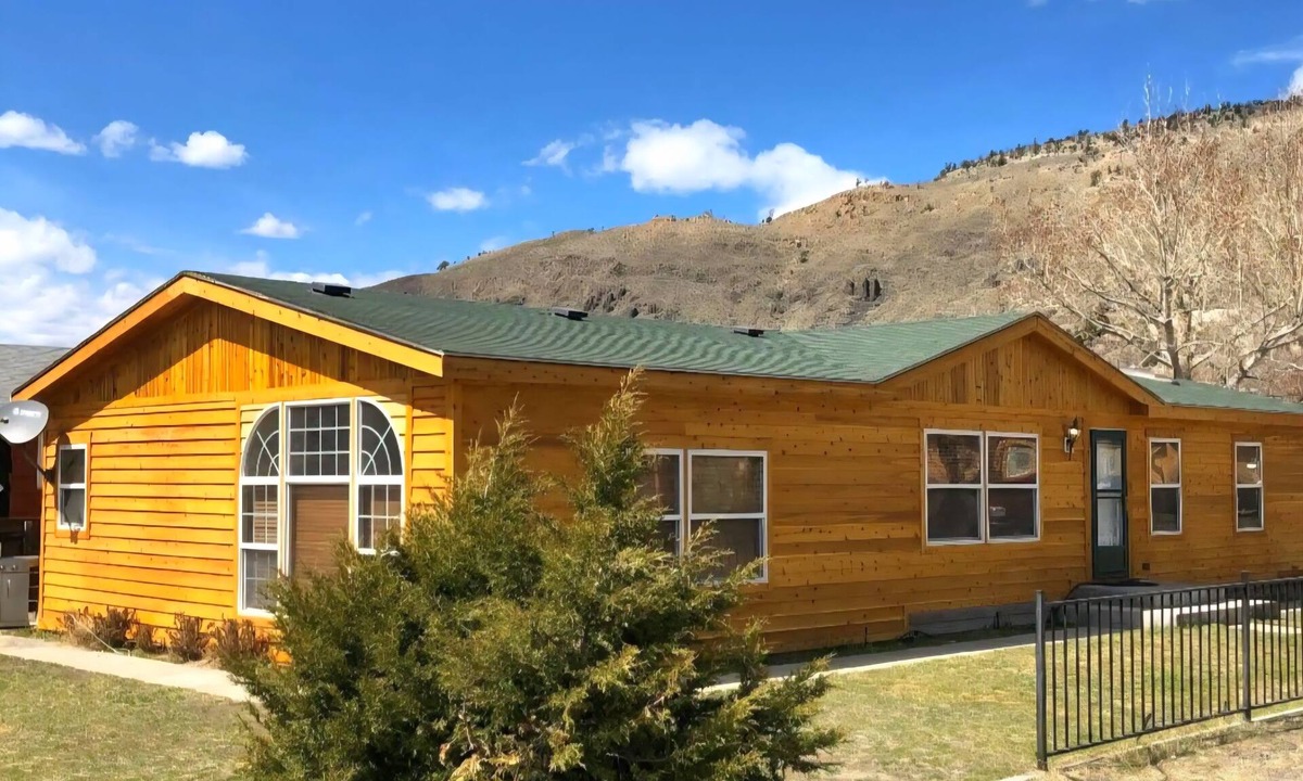 Gardiner House | Spectacular home on the river with view of Yellowstone National Park
