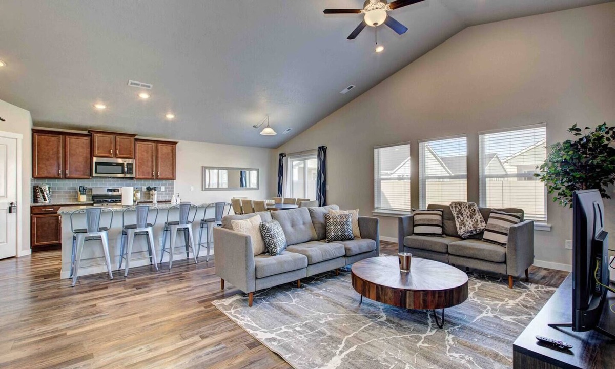 Star House | Star Family Home | King Bed | 5 TVs | Walkable to Downtown and Albertsons