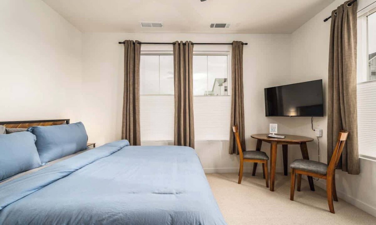 West Valley Apartment | #StayinMyDistrict King Studio Near The Village