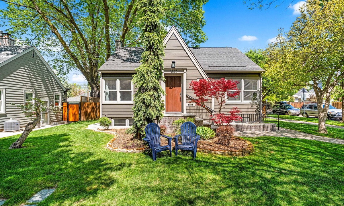 North End House | Steps to Downtown | North End Gem