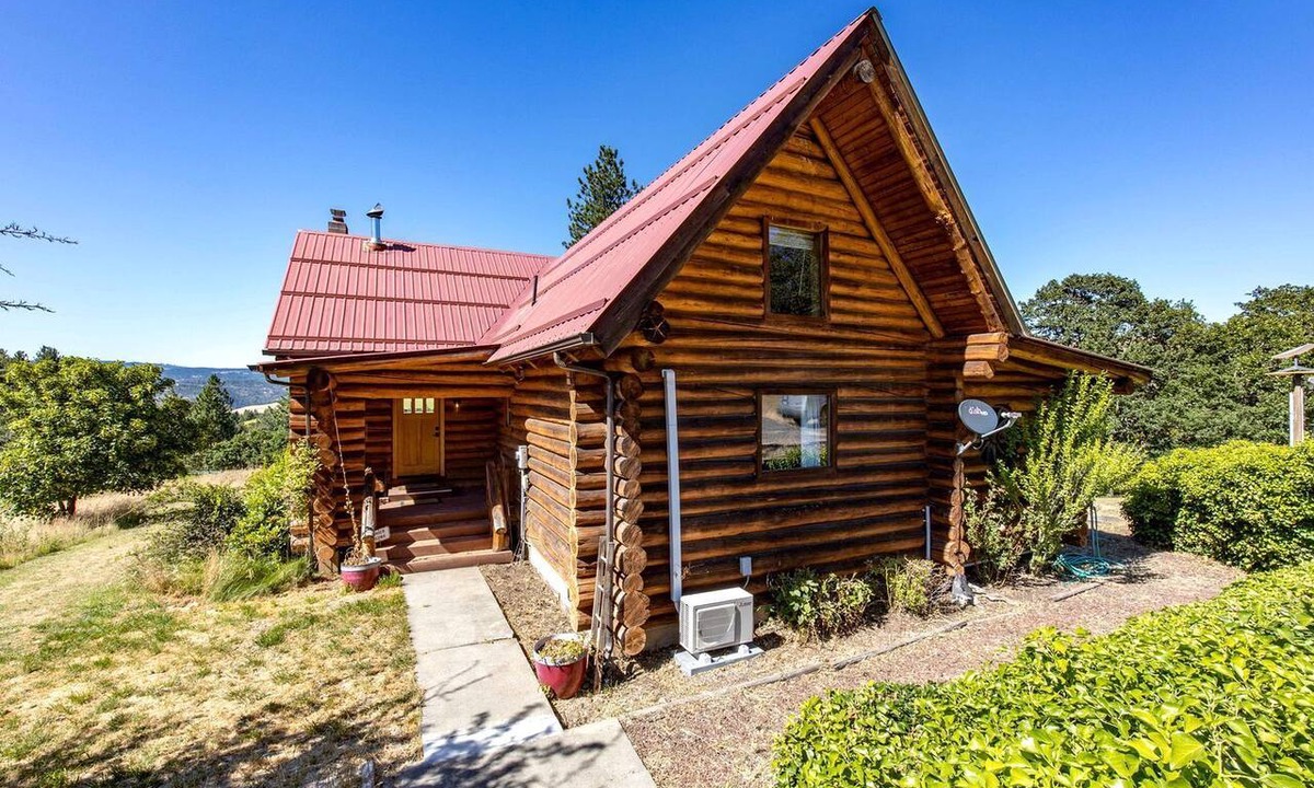 Lyle Cabin | Stunning Cabin Retreat with Sauna, Book Library and Incredible Game Room in Lyle, Washington