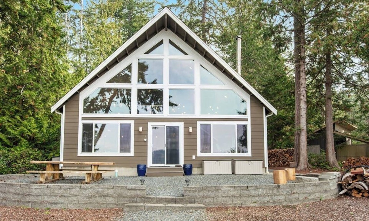 La Conner House | Stunning ocean-view home with private waterfront, viewpoint deck & fireplace