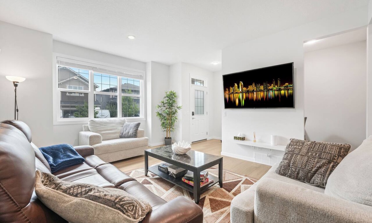 West Edmonton House | Stylish Family Friendly 3 Bedroom Home near WEM With A/C