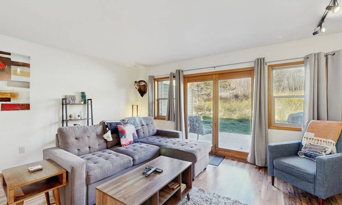Big Sky House | Stylish townhouse with WiFi, private washer/dryer, patio, and full kitchen