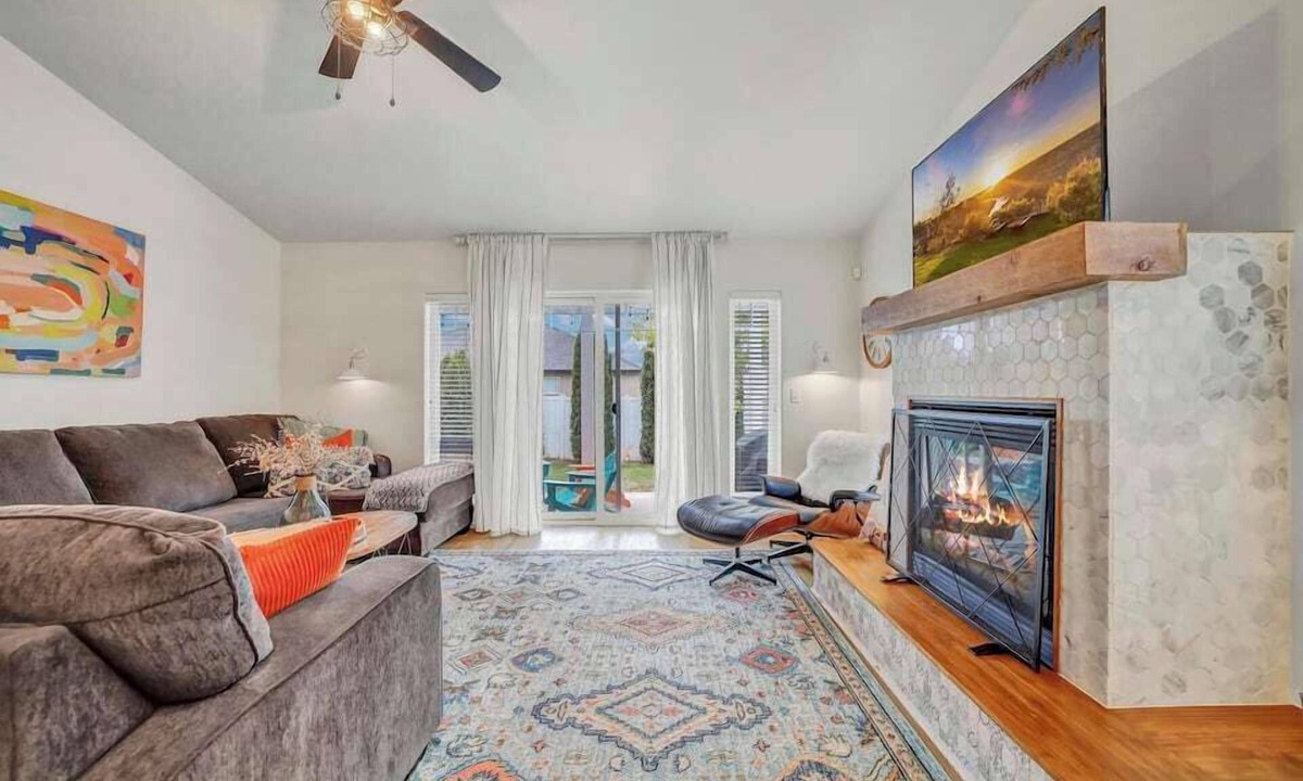 Twin Falls House | Suited for groups King bed Fire pit Activity garage Tandem bike CLEAN