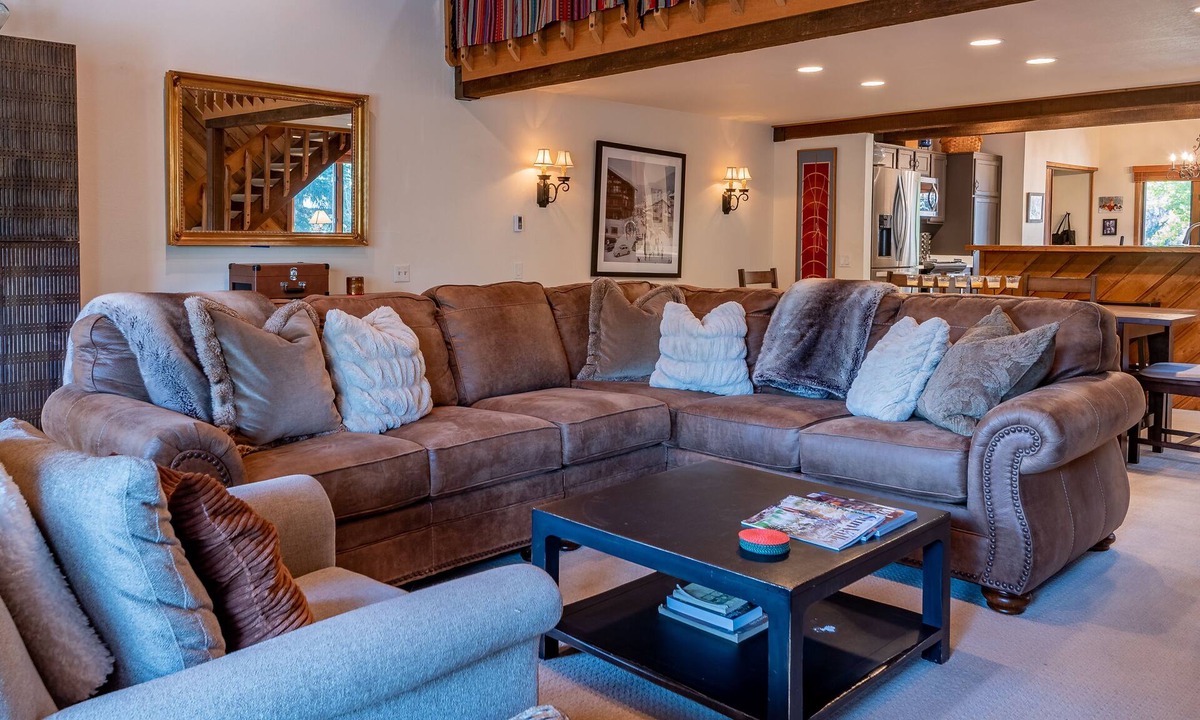 Elkhorn Village Condo | Sunburst Condo 2713 - Newly Updated w/Room for 8 & Hot Tub Onsite