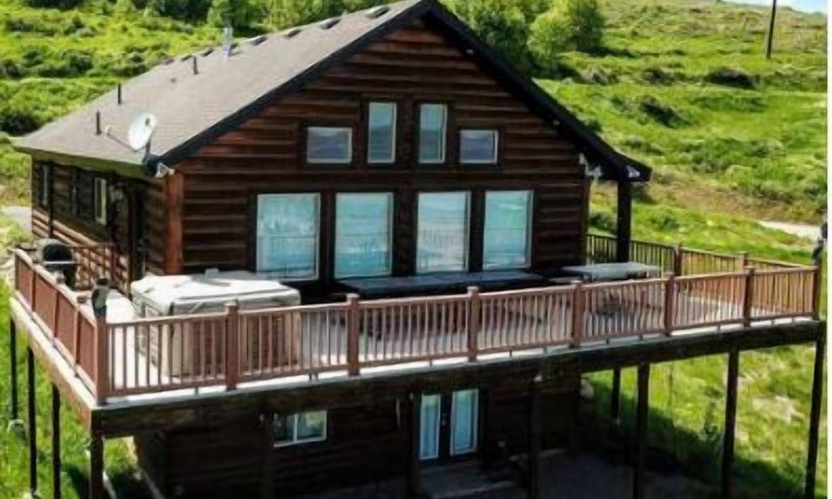 Harbor Village Hotel | Sundance | PET FRIENDLY 6BR | Hot Tub, Lake Views & Steps to Marina | ATV/Snowmobile Access