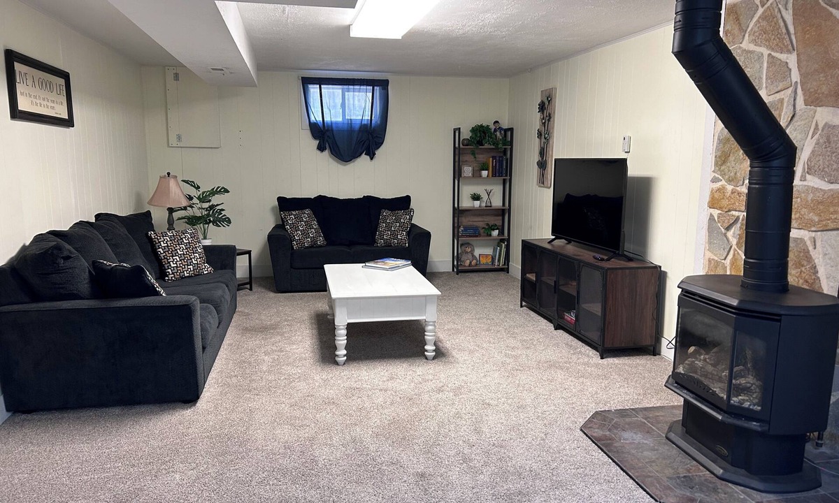 Pocatello House | Sunny Days! Room for everyone and Pet-Friendly!
