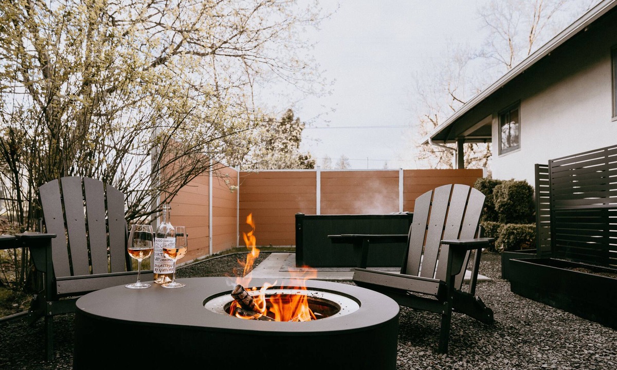 Moscow Apartment | Swanky Speakeasy Stay-Hot Tub + Firepit-Minutes to Downtown