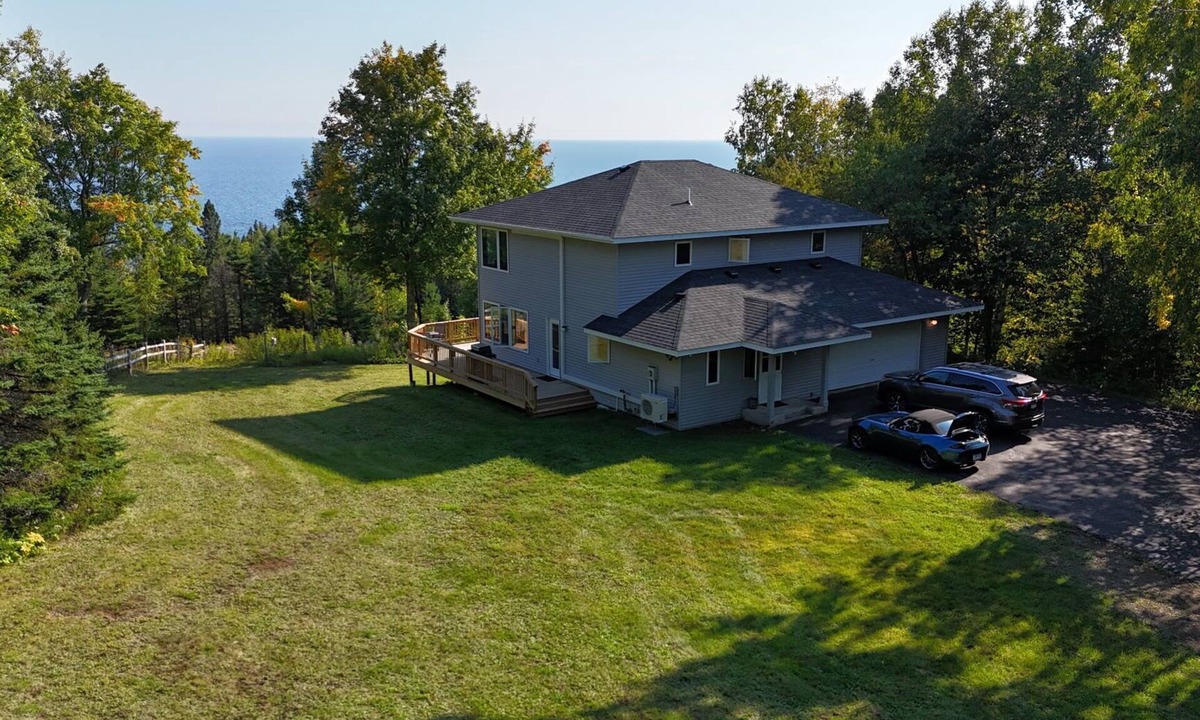 Two Harbors House | Sweeping lake views-5 min drive to Gooseberry-10 min to Two Harbors-3 bedrooms