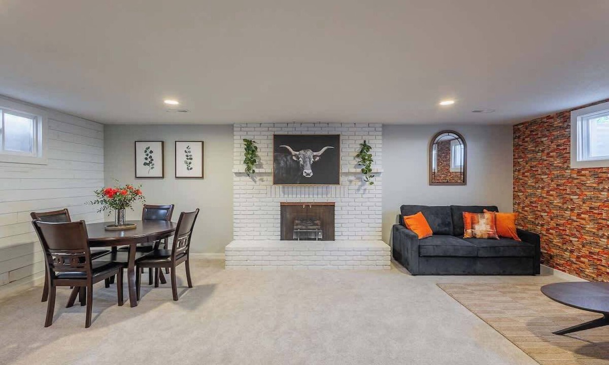 West Valley House | Sweeping Views for 26 with Fire Pit & Gym