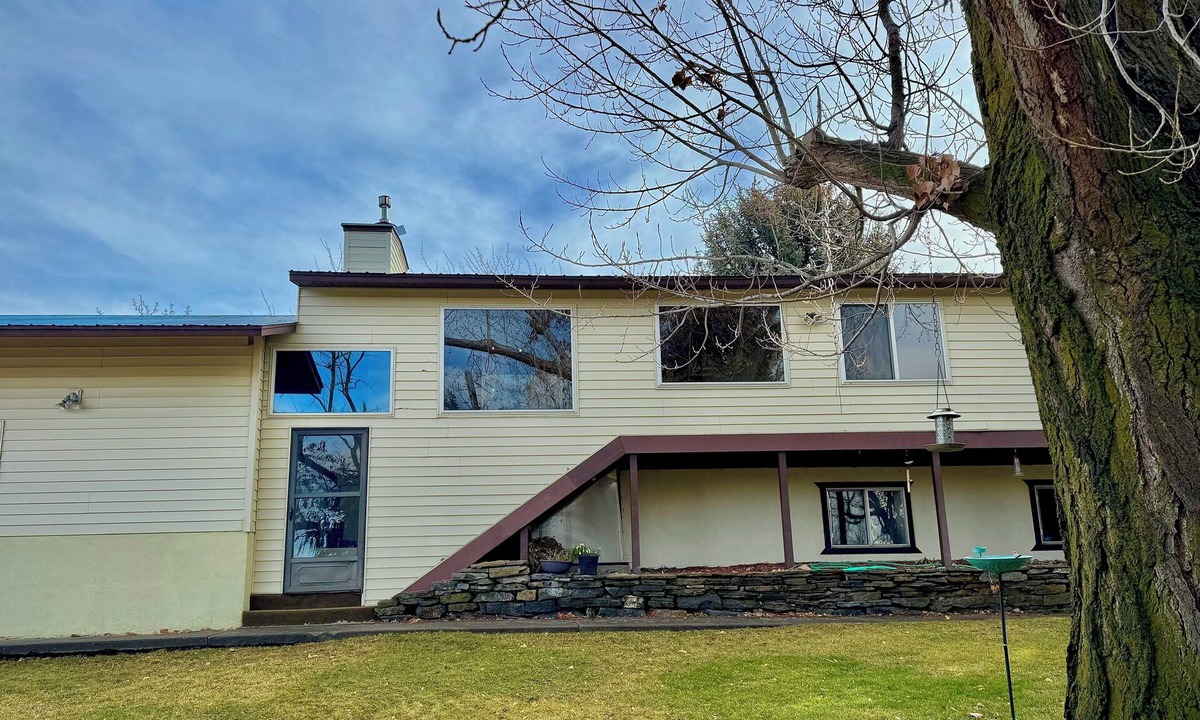Preston House | Teason Hollow Farmhouse - Peaceful Rural Getaway