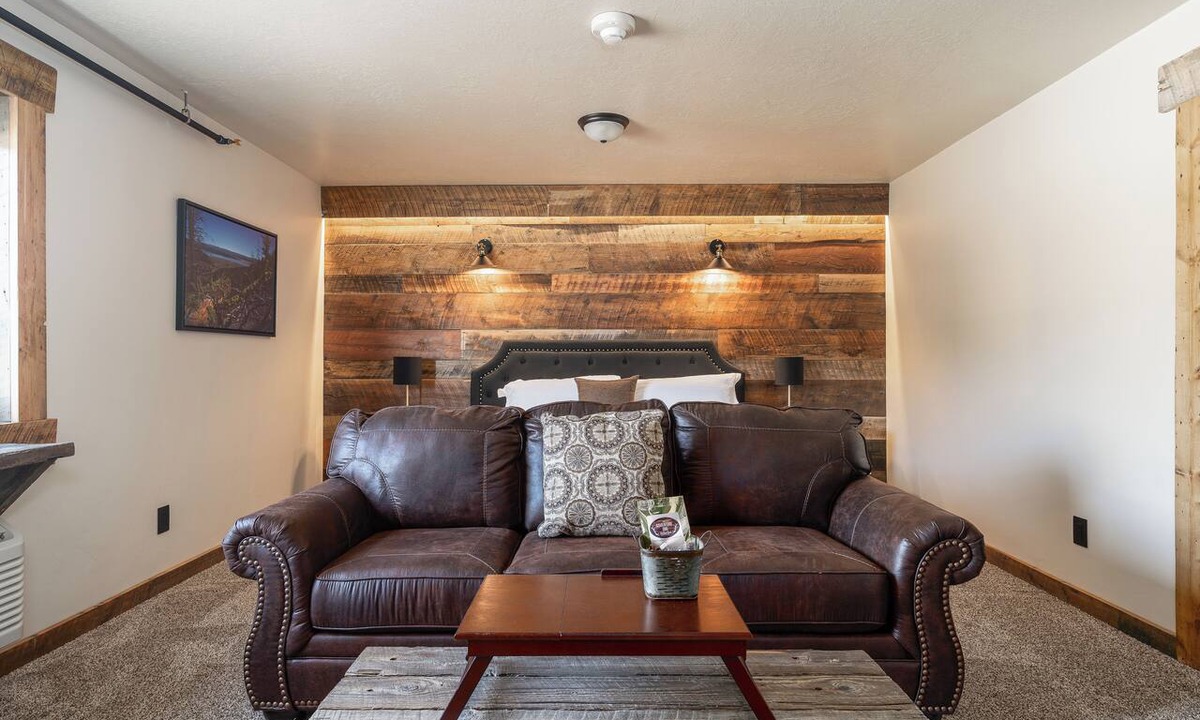 West Yellowstone Hotel | The Adventure Inn Yellowstone- Jack Creek: 2 Queen Suite 1min from Yellowstone, sleeps 4.