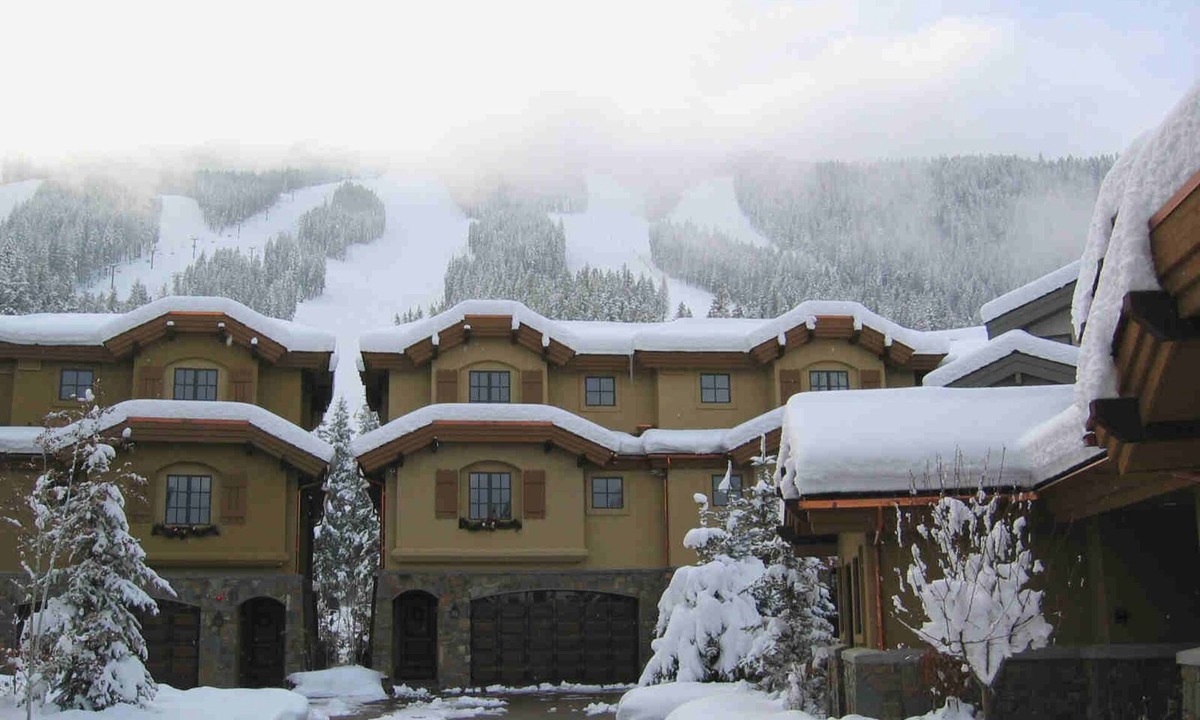 Warm Springs House | THE HEMINGWAYS. SUN VALLEY'S EXCLUSIVE SKI IN SKI OUT EXPERIENCE KETCHUM IDAHO.