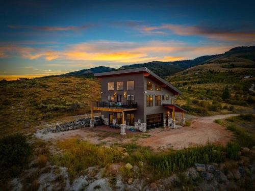Fish Haven House | The Overlook - BBQ, Stunning Lake Views, Games