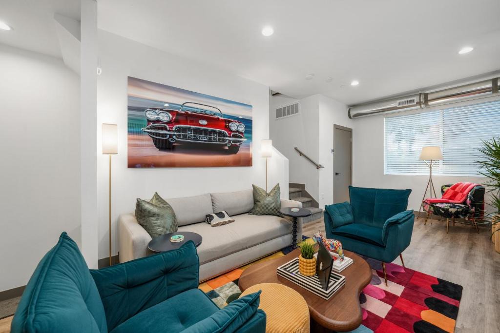 People's Freeway Apartment | The Pilot Haus Luxe 2BR, Rooftop Deck & Garage