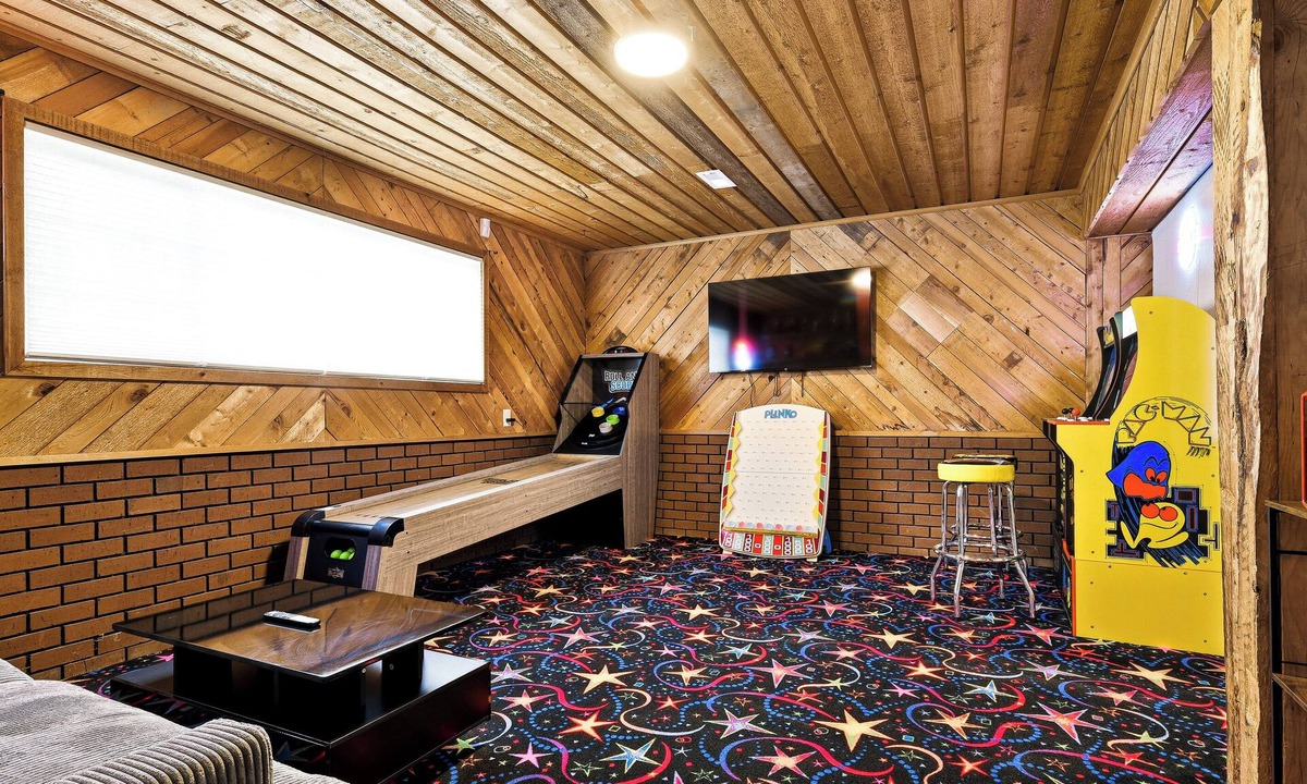 West Valley House | The Rad Pad - Arcades, Seasonal Pool
