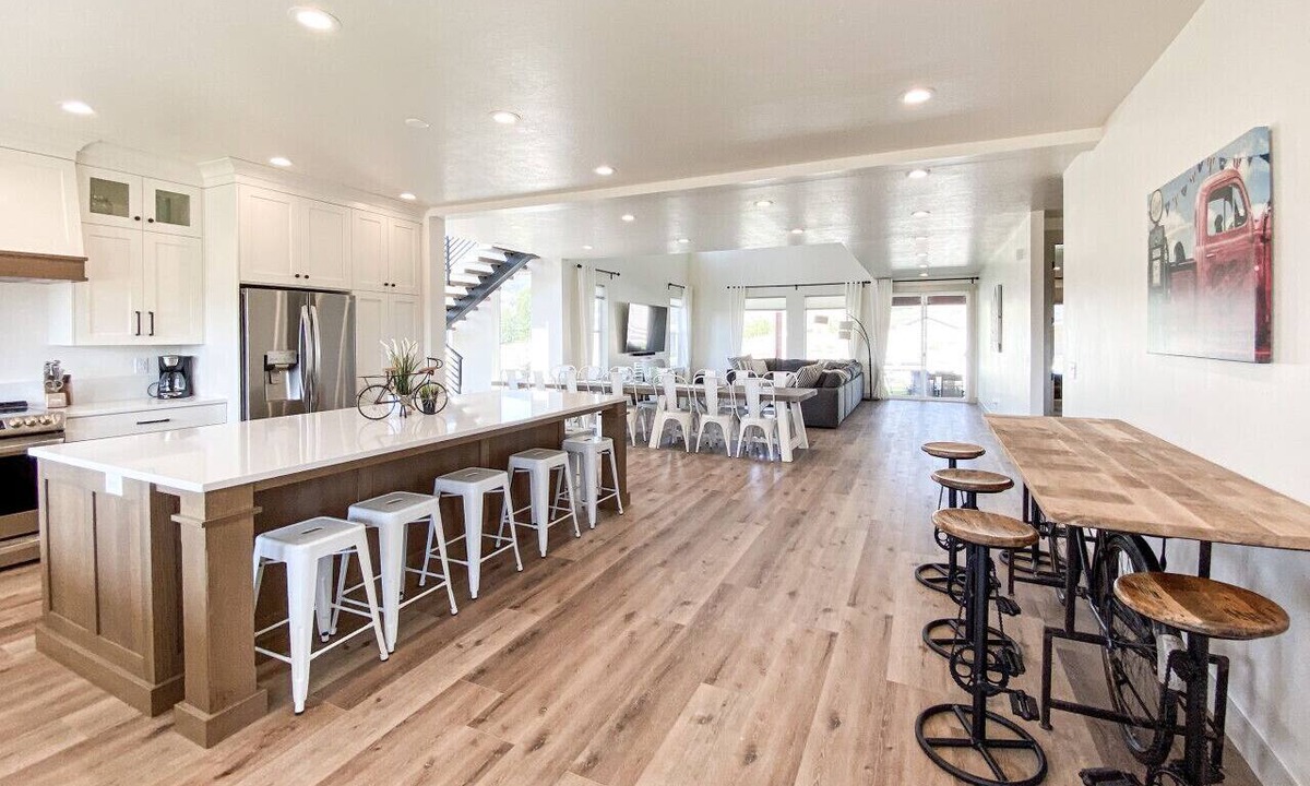 Garden City House | The Red Farmhouse- Hot tub and Swings! Sleeps 37