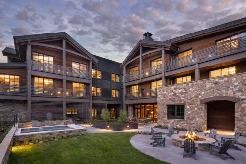 Jackson Hotel | The Rusty Parrot Lodge and Spa