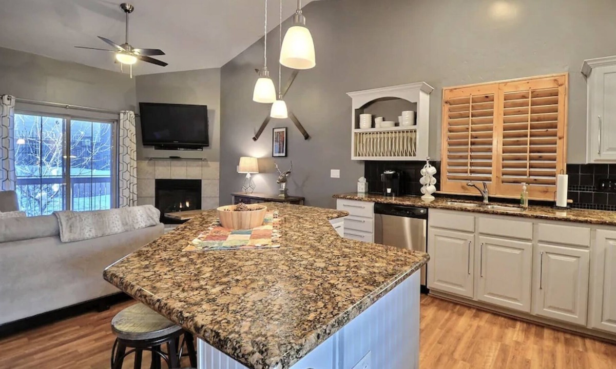Bear Hollow Village Condo | Top Floor Corner Unit; 3 Bed, 2 Bath-2 King Beds, Newly Furnished Sleeps 10