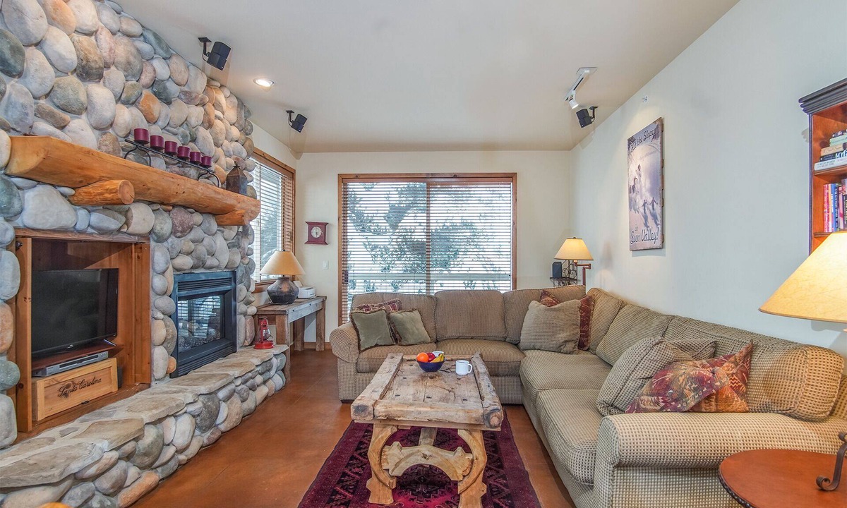 Warm Springs Condo | Top-floor Fields condo, mile to Baldy & Ketchum + Hot Tub
