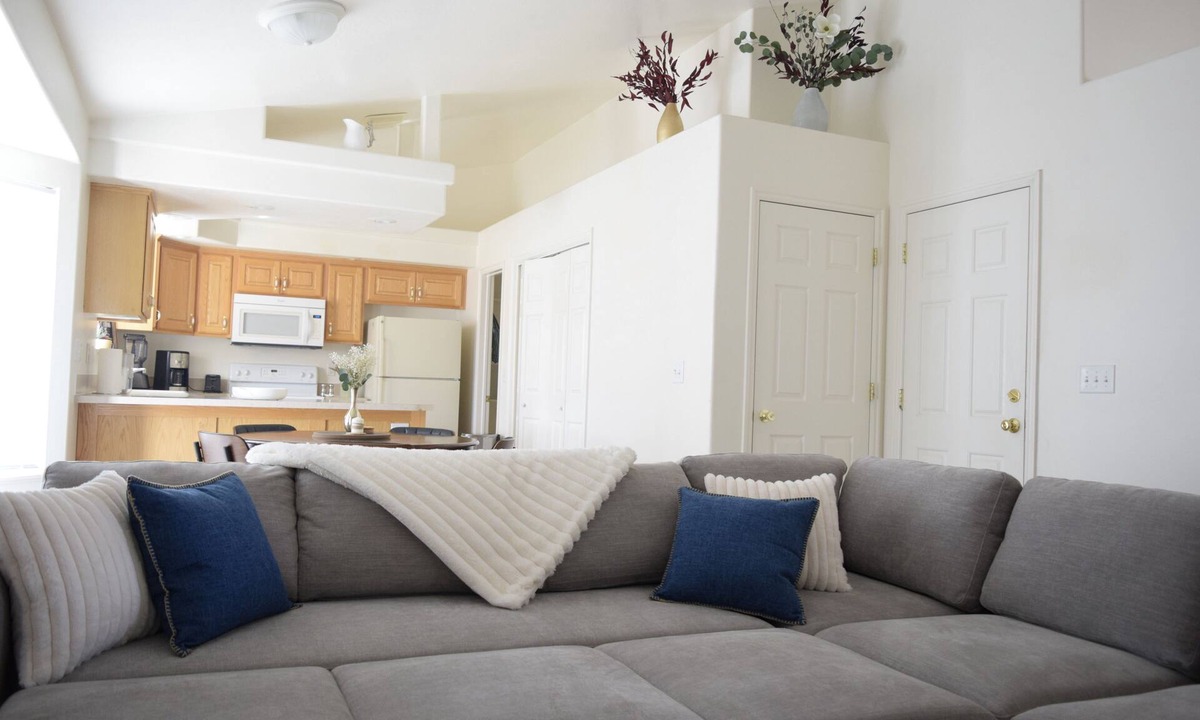 Ammon House | Townhome W/king size bed, chef's kitchen+ chimney