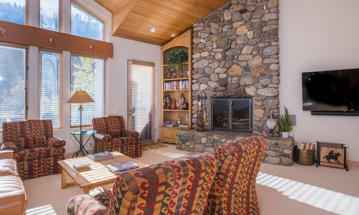 Warm Springs House | Townhome with Grill, Fireplace and Jacuzzi Tubs!