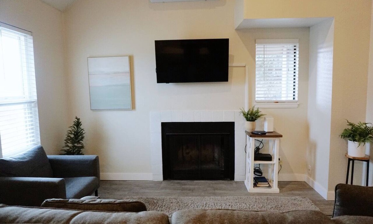 Central City Apartment | Two Bedroom Loft * Award Winning Beds * Down Town