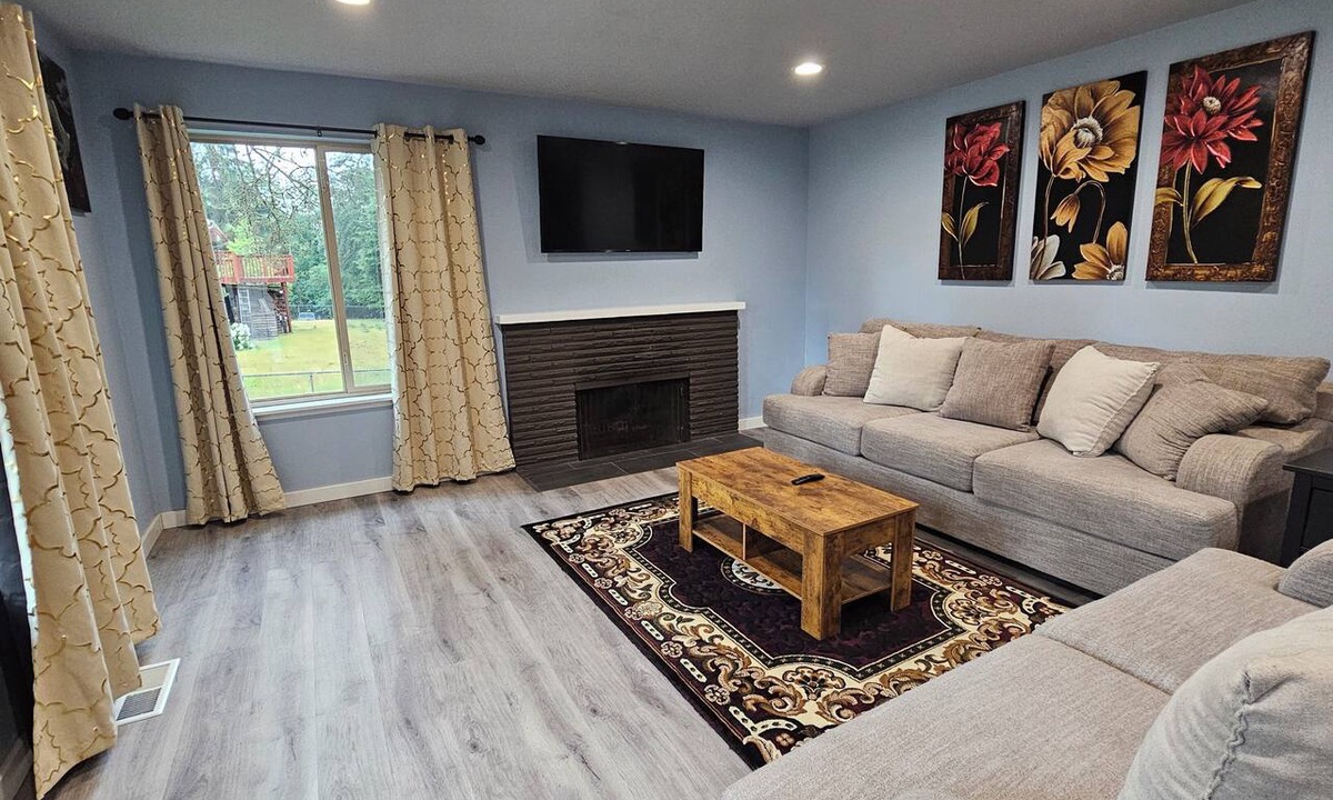 East Hill-Meridian House | Updated Modern Country Home - Pristine & Quiet - Near Seattle & Tacoma