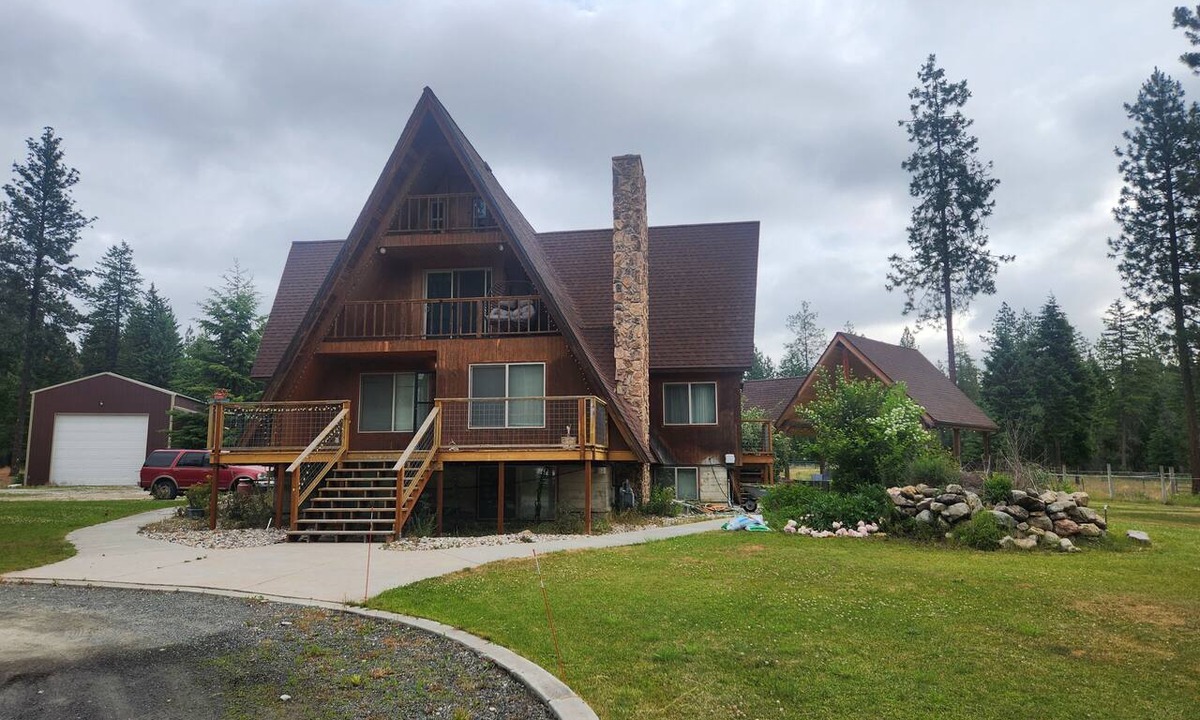 Loon Lake Cabin | Upper Main Cabin is a 4-bedroom cabin in tranquil Loon Lake