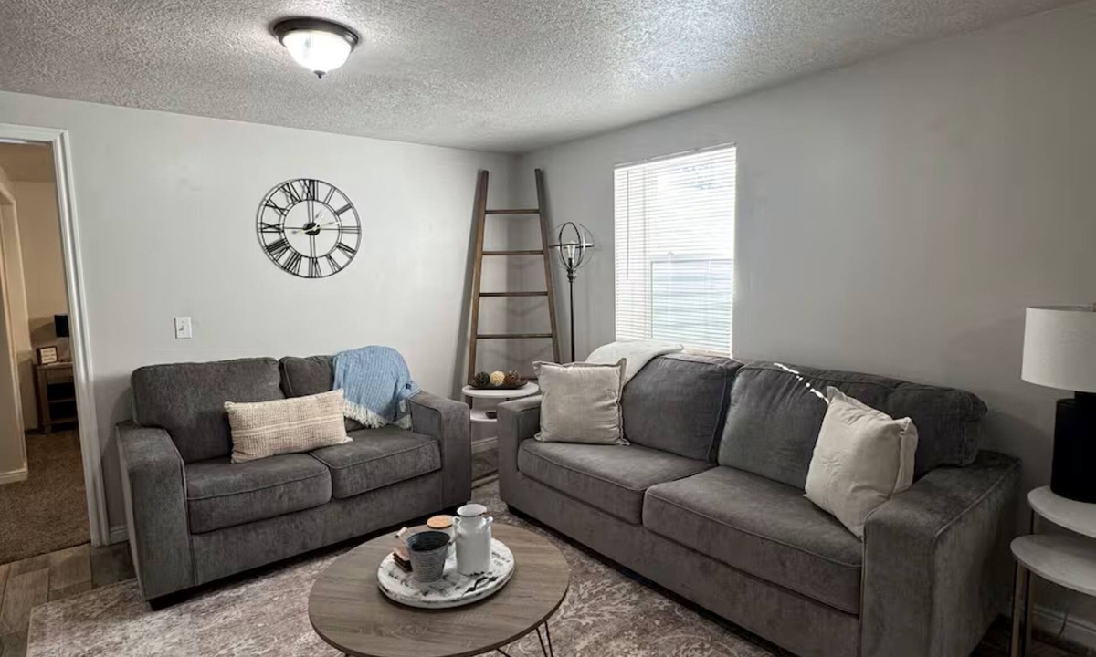 Logan House | Walk to Downtown - Sleeps 6 - King Bed + Parking