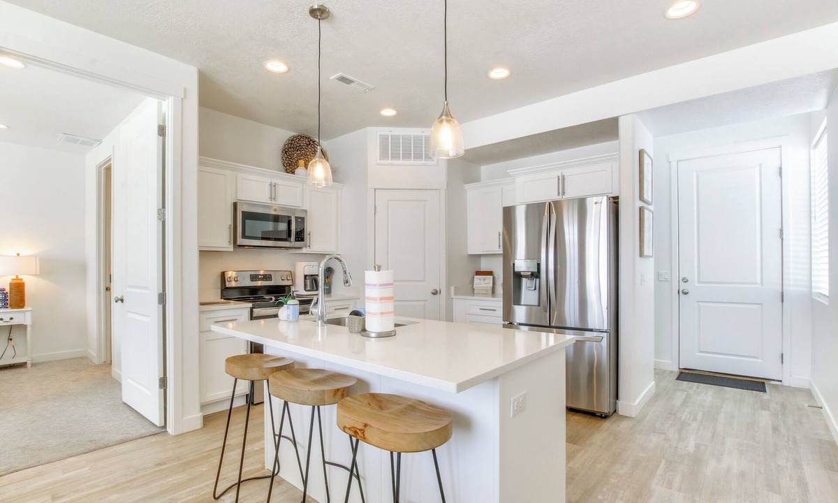 Garden City Apartment | Walk to Marina & Lake: Spacious Garden City Gem!