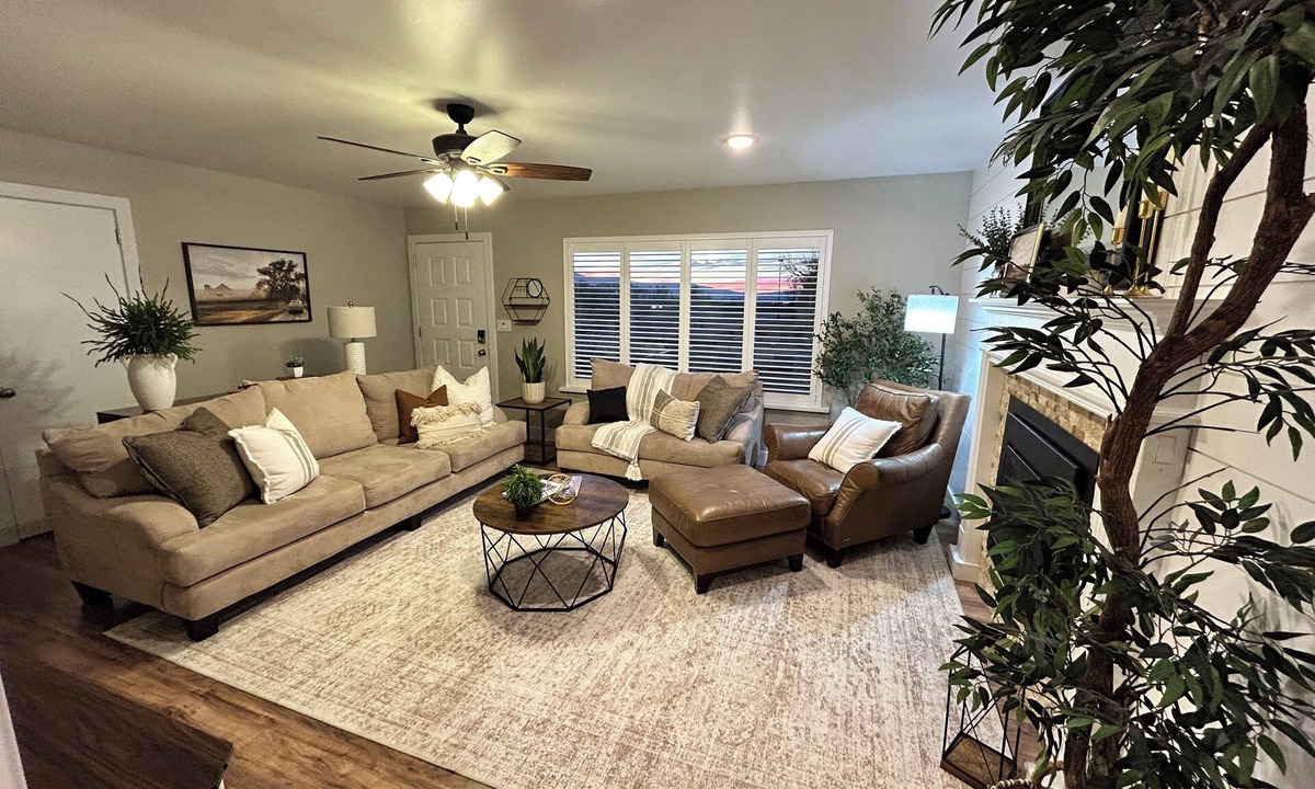 Hyde Park House | Warm and inviting 5 bedroom home near Logan, USU and wedding venues