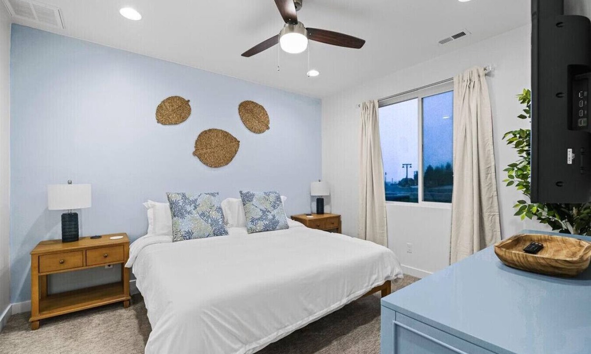 Garden City Villa | White Pine Retreat, close to Market/Marina