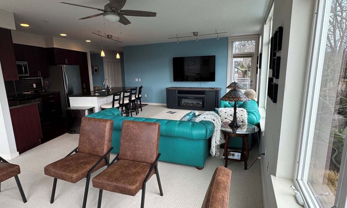 Bainbridge Island Condo | Wonderful 2-bedroom Bainbridge Island Condo next to Ferry- Mt Rainier view