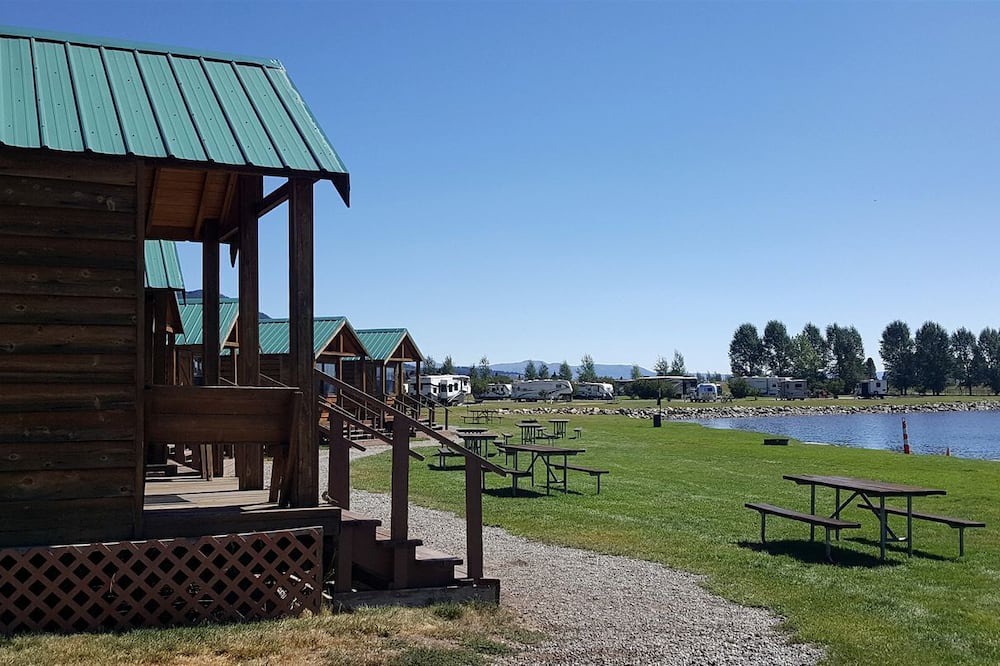 West Yellowstone Cabin | Wooden Cabin Ideal to Create New Family Memories in Montana