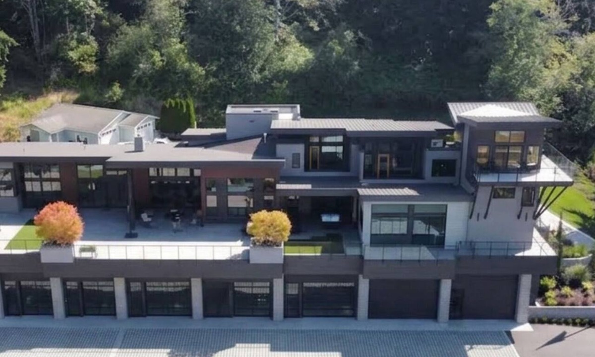 Cottage Lake House | Woodinville Luxury 2BR in Wine Country + Views + Private Decks + Tower Lounge