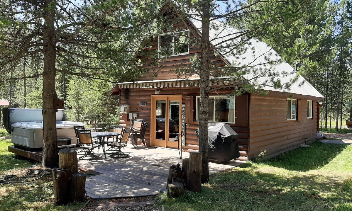 Island Park Cabin | Woodland retreat/hot tub/Near Yellowstone