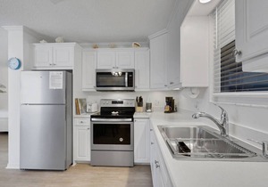 3RD FLOOR STUDIO | POOL-VIEW LANAI | KING BED | FREE PARKING | STEPS TO BONITA BEACH in Bonita Springs