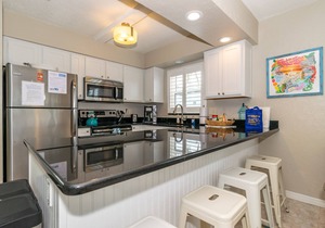 Anna Maria Beach Place #3. Directly Across Street From The Beach With Pool. in Holmes Beach