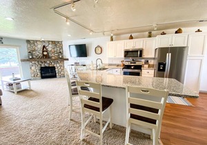 Beautiful Updated Ground level 2 Bedroom Condo T106