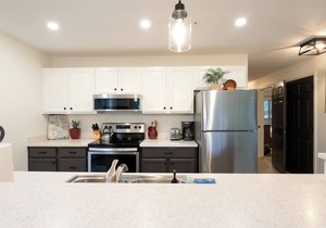 Cozy condo w/fireplace, close to GNP - Marina Cay Retreat in Bigfork