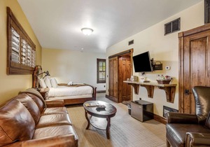 Downtown Jackson - Deluxe King Suite in Jackson