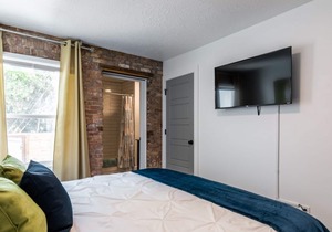 👑DownTown Luxury💎2 Bed/2 Bath🛁Family Friendly😍Close to Park & City🌇