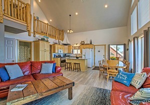Garden City Lake House: Hot Tub & Views!